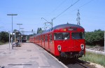 Juli 1982: Et enkelt andengenerations S-togssæt bestående af 4 vogne kører igennem Jægersborg Station.