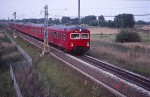 07.06.1988: Andengenerations S-tog bestående af 8 vogne på vej mellem Ishøj og Hundige stationer.