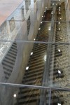 29.09.2012: Svært at se - men under glasgulvet kan man kigge ned på skinnerne og derved blive mindet om, hvad lokalet tidligere blev anvendt til.