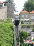 04.05.2011: Den øverste del af funicularen med dobbeltsporet og tunnelen ind til Batalha.