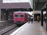 24.02.2004: Andengenerations S-tog bestående af fire vogne i snevejr på Valby Station.