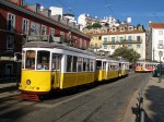 15.10.2009: Tre linie 28E vogne med vogn nr. 567 forrest på Largo das Portas do Sol. Bag ved kommer en linie 12E tilsyne.
