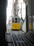 17.03.2008: Vogn nr. 1 på vej op fra stationen i Rua de São Paolo. Billedet skulle give en fornemmelse af, hvor stejlt det første stykke er, og hvordan strækningen lidt længere fremme flader ud.