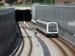 13.06.2008: Metrotoget på billedet har netop forladt stationen Øresund og er her på vej ind i tunnelafsnittet fra Lergravsparken til Solbjerg stationer.