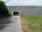 13.06.2008: Mellem Kastrup og Lufthavnen hæver metroen sig atter op på højbaneniveau og går gennem landskabet som en uoverstigelig og næppe specielt landskabsforskønnende mur.