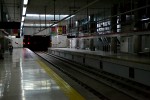 01.10.2013: UIB rummer to perronspor, men kun det ene bruges i driften. Trods ovenlys virker stationen mørk og noget trist.