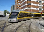 05.05.2012: Eurotram nr. MP 042 på vej fra Rua de Brito Capelo ud i Avenida da República.