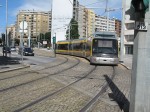 05.05.2012: Eurotram nr. MP 018 på Largo de Carcavelos. Den øvrige trafik holder for rødt, så sporvognen kan passere uhindret.
