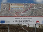19.02.2010: Stort skilt, som annoncerer, at der på linje 2 etableres et nyt stoppested mellem San Jerónimo og Tíncer. Det er dog aldrig blevet til noget, og skiltet er siden fjernet.