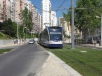 03.04.2009: Hvor linje 3 drejer ned ad Rua Lopes de Mendonça, fortsætter vogn nr. C021 på linje 1 lige ud ad Avenida Bento Gonçalves videre mod Cova da Piedade og Corroios.