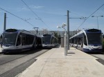 10.05.2012: MTS. Alt besat i Corroios. Fra venstre ankommende vogn nr. C008 på linje 1, i midten afgående vogn nr. C018 på linje 1 og til højre ventende vogn nr. C014 på linje 2.