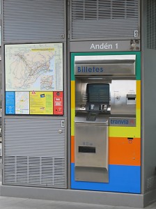 08.02.2008: Alle stoppesteder er forsynet med billetautomater, hvor man forudkøber sin billet. Der er intet billetsalg i sporvognene, og bøden for at køre uden billet er tårnhøj (400 €).