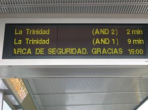 08.02.2008: På endestationerne oplyses man om, fra hvilket spor den første sporvogn afgår - i dette tilfælde spor 2 (AND 2).