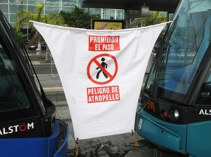 19.02.2010: Mellemrummet mellem de to vogntog blokeres af et banner, som oplyser, at passage mellem de to vogne er forbudt.