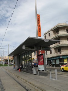 08.02.2008: Selv på lang afstand er det ikke svært at få øje på et sporvognsstoppested på grund af det karakteristiske orange skilt på den høje stander.
