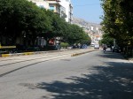 30.09.2011: Mellem stoppestederne Trapani og San Francesco går sporvejen fra at ligge i den ene side af vejen til en plads i det reserverede areal i midten.