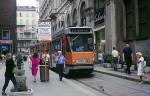Juli 1986: 8-akslet ledvogn af serie 4900 (Jumbotram) nr. 4956 på endestationen i Via Dogana tæt på Piazza del Duomo.