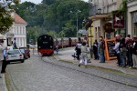 29.08.2014: Tog med lokomotiv nr. 99.2322-8 i spidsen på vej over Alexandrinenplatz og ind i Mollistraße.