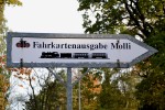 26.10.2014: På banegården i Bad Doberan viser et skilt vej til billetsalget.