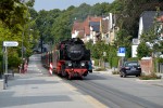 30.08.2013: Lokomotiv nr. 99.2323-6 i spidsen for tog i Goethestraße på vej ind i Bad Doberan.