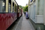 30.08.2013: Selv om toget kører langsomt gennem Mollistraße, skal fodgængerne ikke slå for mange skæverter, hvis de ikke skal komme i karambolage med toget.