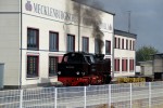 30.08.2013: Lokomotiv 99.2323-6, der er bygget af Orenstein & Koppel i 1932, rangerer ved MBB's remise- og værkstedsbygning i Bad Doberan.