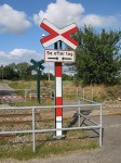 15.09.2009: Overgangen for fodgængere og cyklister på Varpelev Trinbræt er ubevogtet, så man skal selv holde øje med toget - men det efterlades der da vist heller ingen tvivl om.