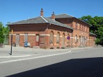 03.06.2010: St. Heddinge Station. Bygningen, der er tegnet af Heinrich Wenck, er udført i røde facadesten. I afdelingen nærmest var der postkontor, men både dette og jernbaneekspeditionen blev nedlagt 15. september 2003, hvorefter bygningen blev udbudt til salg i 2004.