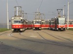 April 2007: Mange vogntog på linje 12, 14 og 20 afventer afgang i den tresporede vendesløjfe i Sidliště Barrandov.