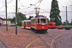 Juli 2002: Ringhoffer motorvogn nr. 2110 fra 1928 med bivogn nr. 1562 fra 1946 på vej ud fra Střešovice remisen.