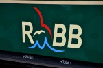 28.08.2013: Rügenscher Bäderbahns logo. Banens navn forkortes både RBB og RüBB.