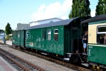 28.08.2013: Pakvogn nr. 974-362, der her ses i tog på Kleinbahnhof Binz, er bygget i 1929 af Waggonfabrik Bautzen.