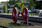 28.08.2013: Damptogsdriftens betydning for byen Putbus kan vel næppe finde et finere vartegn end dette, som står på Bahnhof Putbus.