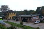 25.10.2014: Bahnhof Göhren. Den lave bindingsværksbygning forrest indeholder bl.a. restauration.