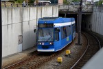 30.08.2013: DWA/DUEWAG 6N1 ledvogn nr. 690 på vej op af tunnelen ved stoppestedet Stadthalle.