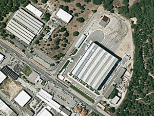 På luftfotoet ses MTS' remiseområde på Avenida 25. de Abril med den store remisehal med 11 spor til højre. Til venstre for den ved indkørslen ses et vaskeanlæg.