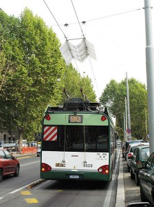 Trolleybussen er netop kommet på plads under påsætningspunktet ved Porta Pia. Trolleystængerne sidder stadigvæk i deres bøjler.