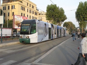14.10.2008: Cityway I nr. 9104 på linje 8 på Piazza San Giovanni di Dio. De fleste af Cityway I vognene er pakket ind i totalreklamer.