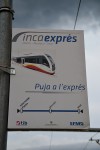 02.05.2014: Skiltene, der på Inca Station viser vej til Incaexprés, bærer stadig billedet af Vossloh lavgulvsvognene, selv om det ikke længere er dette materiel, der udfører opgaven.