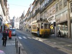 14.10.2009: Vogn nr. 222 på vej op ad Rua de 31 Janeiro. Naturligvis kan det siges at være dyrt at skulle købe en 24-timers billet til 15 € for at komme ind i vognen, men så er der da jo andre muligheder. Gratister er et udbredt fænomen både i Lissabon og Porto!