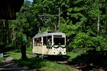 19.05.2013: Woltersdorfer Straßenbahn nr. 7 af typen Kriegsstraßenbahnwagen KT2r fra 1944 på vej ud af skoven og ind på Berliner Straße.