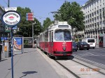 20.07.2004: E2 ledvogn nr. 4031 med c5 bivogn på Opernring ved Wiens Opera og Kärntner Straße.